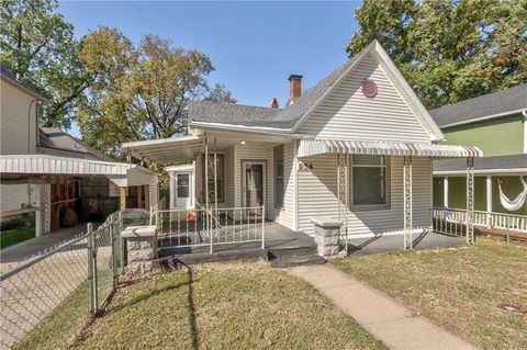 Photo of 934 W 7th Street, Leavenworth, KS 66048 (MLS # 2582693)