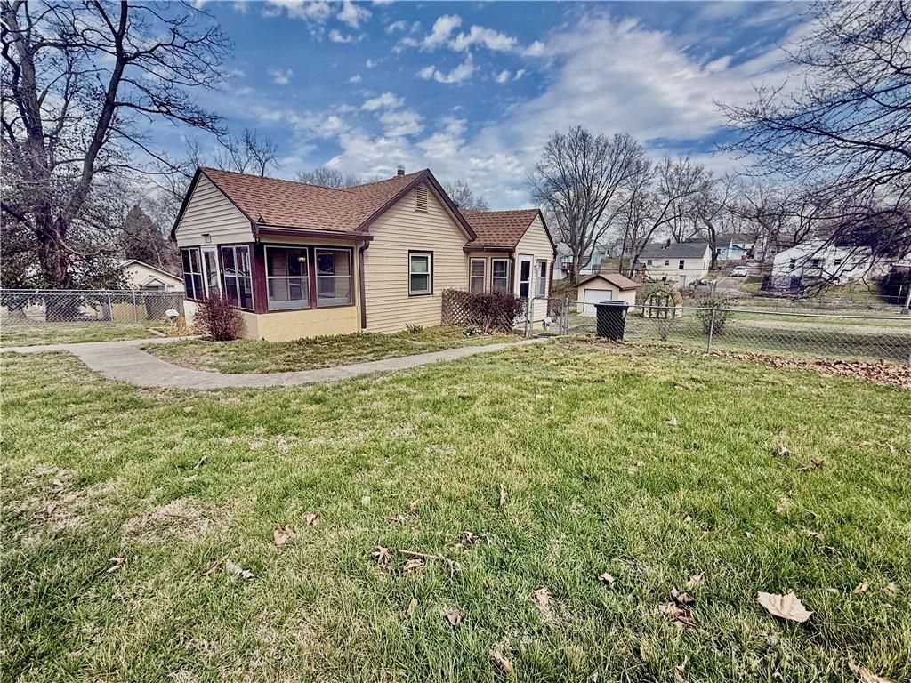 Photo of 2319 S Hawthorne Avenue, Independence, MO 64052 (MLS # 2608981)