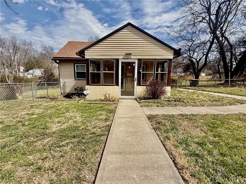 Photo of 2319 S Hawthorne Avenue, Independence, MO 64052 (MLS # 2608981)