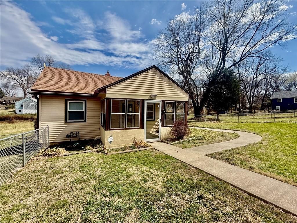 Photo of 2319 S Hawthorne Avenue, Independence, MO 64052 (MLS # 2608981)