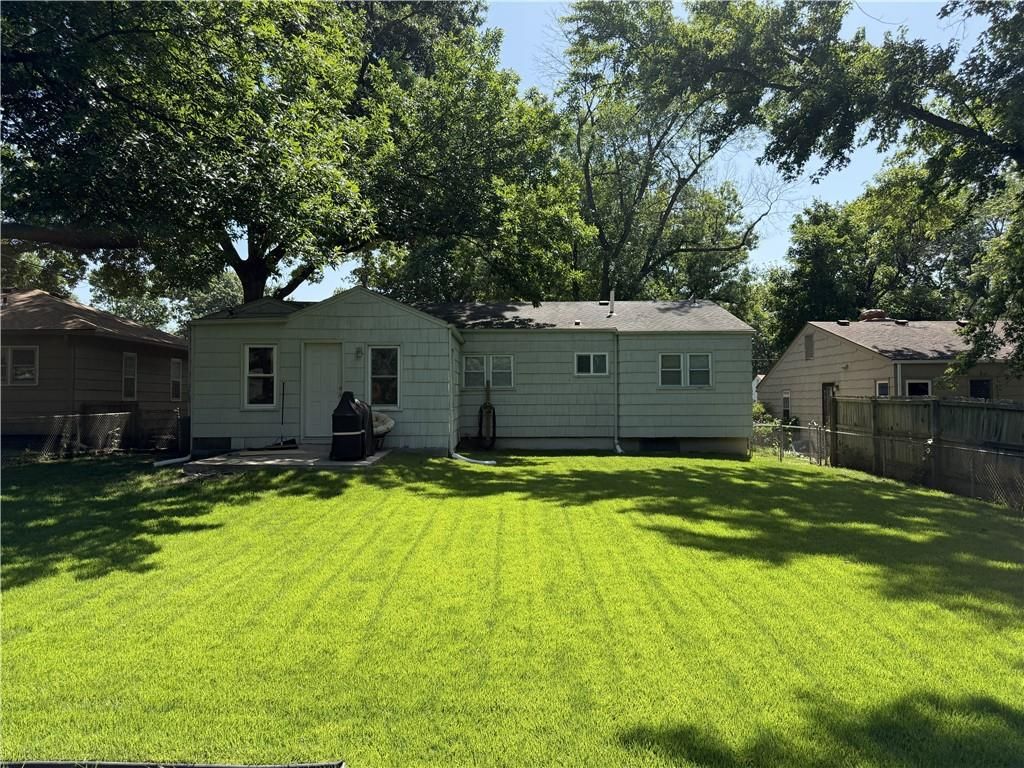 Photo of 8352 Locust Street, Kansas City, MO 64131 (MLS # 2632600)