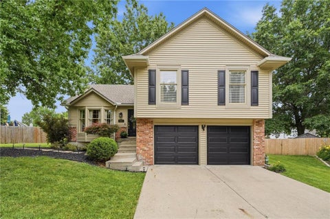 Photo of 1011 NE 103rd Street, Kansas City, MO 64155 (MLS # 2628469)