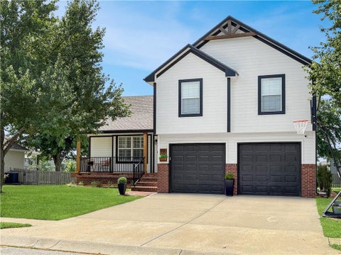 Photo of 906 SW Bobcat Street, Oak Grove, MO 64075 (MLS # 2636463)