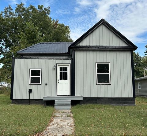 325 E Lake Street Marceline MO 63658