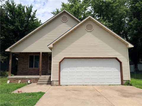 Photo of 98 W Leighton Street, Frontenac, KS 66763 (MLS # 2624451)