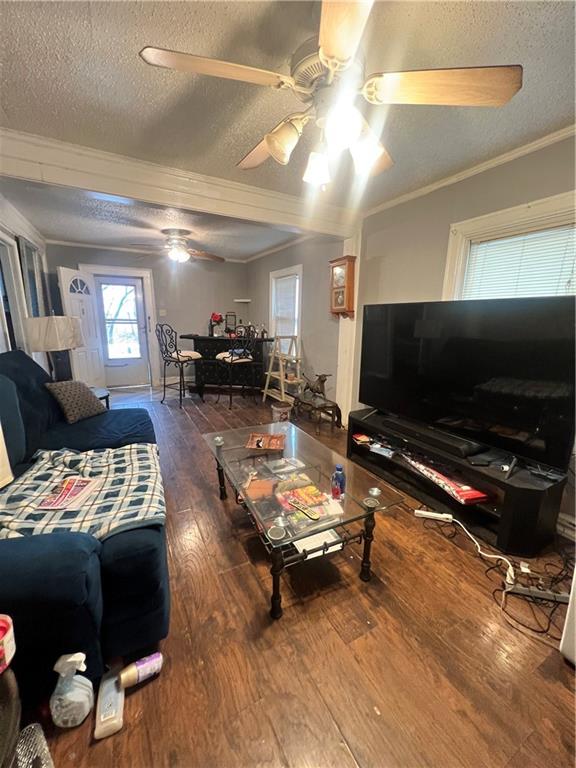 5211 Gladstone Boulevard