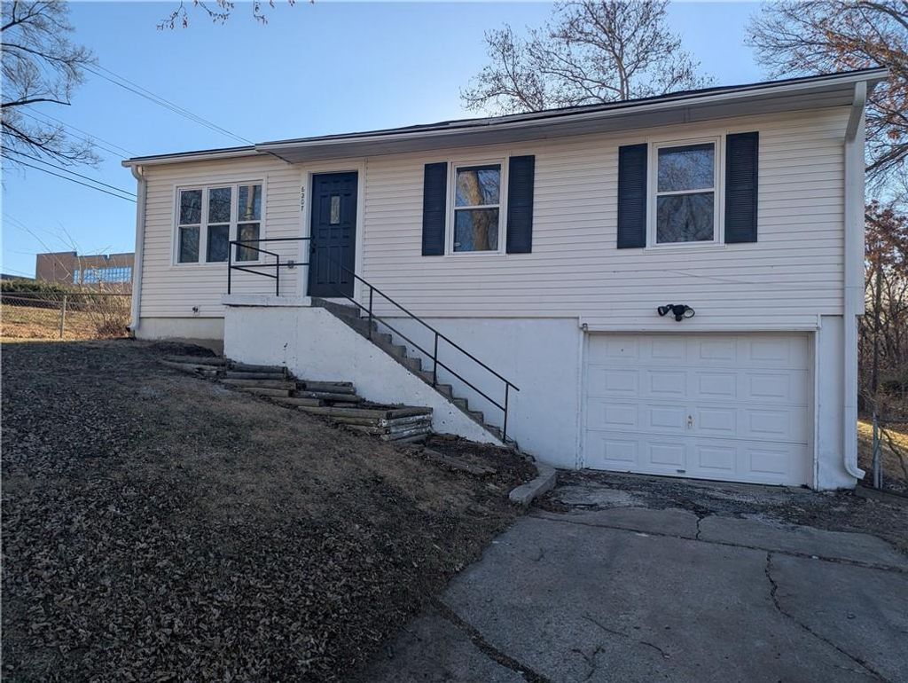 Photo of 6207 E 150th Terrace, Grandview, MO 64030 (MLS # 2592487)