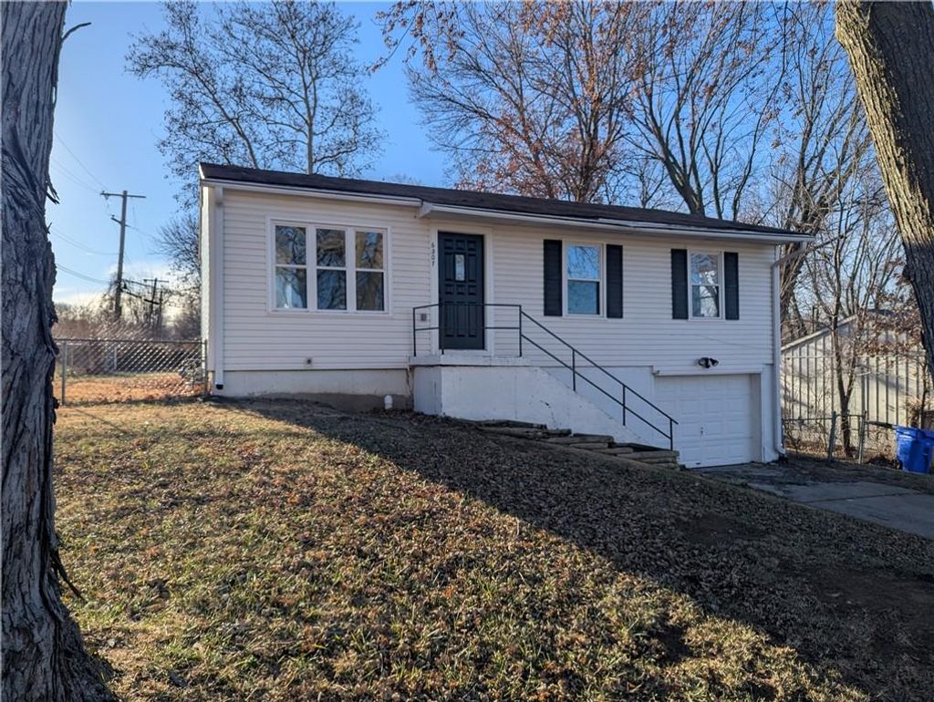 Photo of 6207 E 150th Terrace, Grandview, MO 64030 (MLS # 2592487)