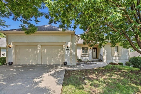 Photo of 7924 W 118th Terrace, Overland Park, KS 66210 (MLS # 2641046)