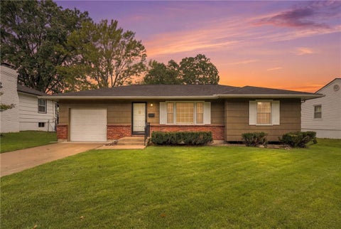 Photo of 4814 Arlington Avenue, Kansas City, MO 64133 (MLS # 2642430)