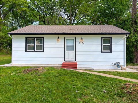 Photo of 1324 N 52nd Court, Kansas City, KS 66102 (MLS # 2617517)