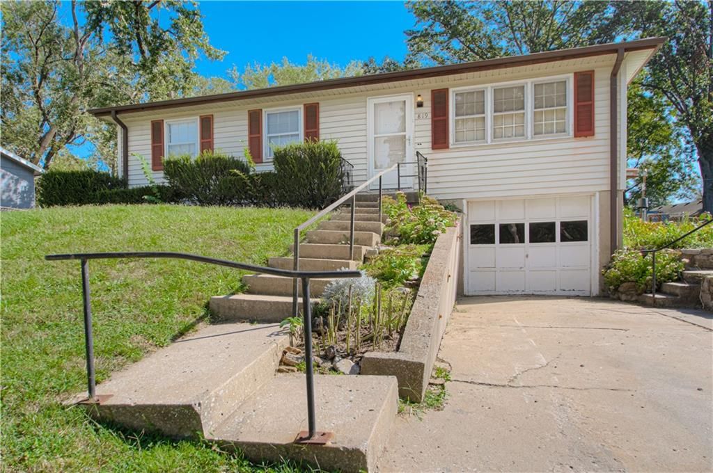 Photo of 819 S Main Street, Liberty, MO 64068 (MLS # 2576235)