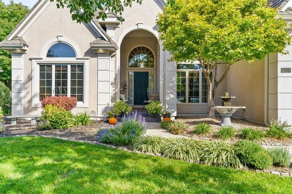 708 NE Lake Pointe Drive