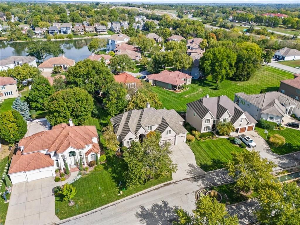 708 NE Lake Pointe Drive