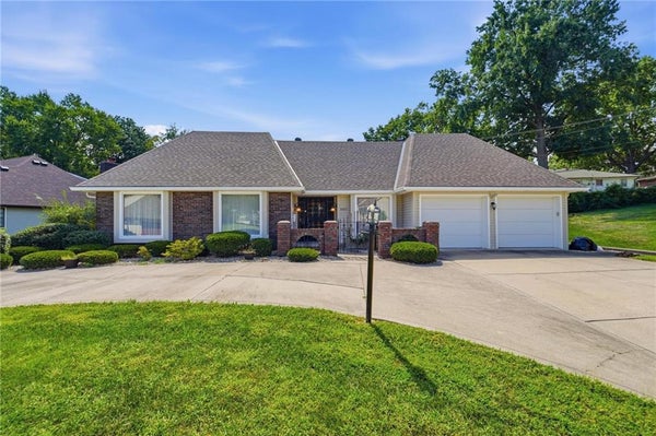 8001 WALKER AVE, KANSAS CITY, KS 66112 - Image 39497c8e892c322fae7a2328cfa17c92/1070402586