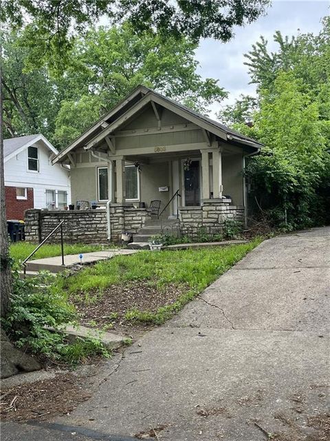 Photo of 5808 Garfield Avenue, Kansas City, MO 64130 (MLS # 2621116)