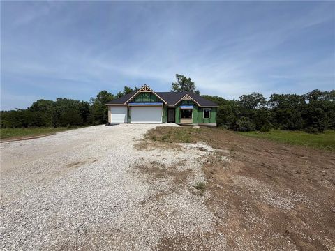 Photo of 21503 Twin Oaks Parkway, Peculiar, MO 64078 (MLS # 2626091)
