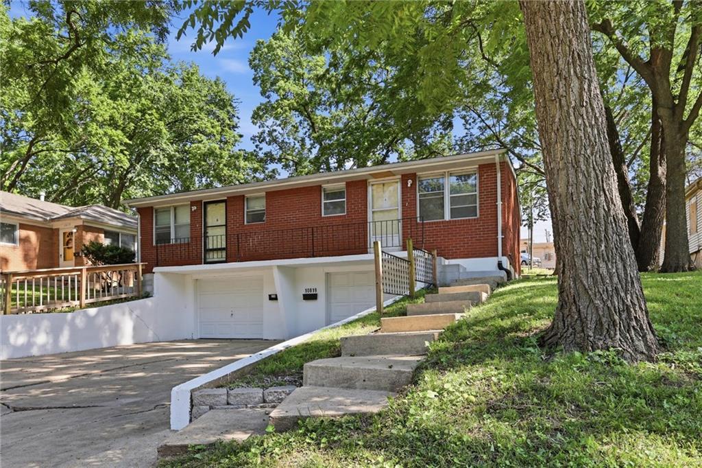 Photo 1 of 25 — 10819 E Westport Road, Independence, MO 64052