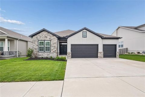 Photo of 1121 SW Cheshire Drive, Lees Summit, MO 64083 (MLS # 2608005)