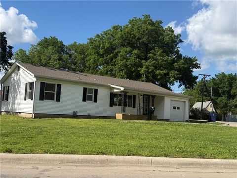 Photo of 902 W 1st Street, Coffeyville, KS 67337 (MLS # 2616593)