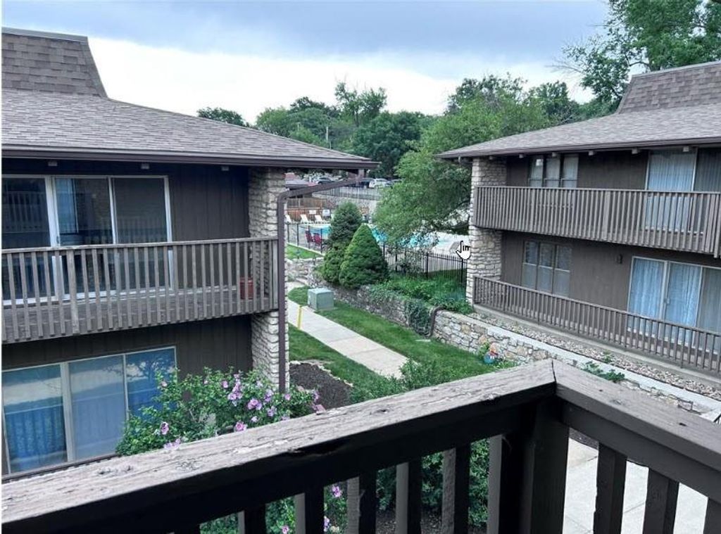 Photo of 423 W 104th Street #C, Kansas City, MO 64114 (MLS # 2614996)