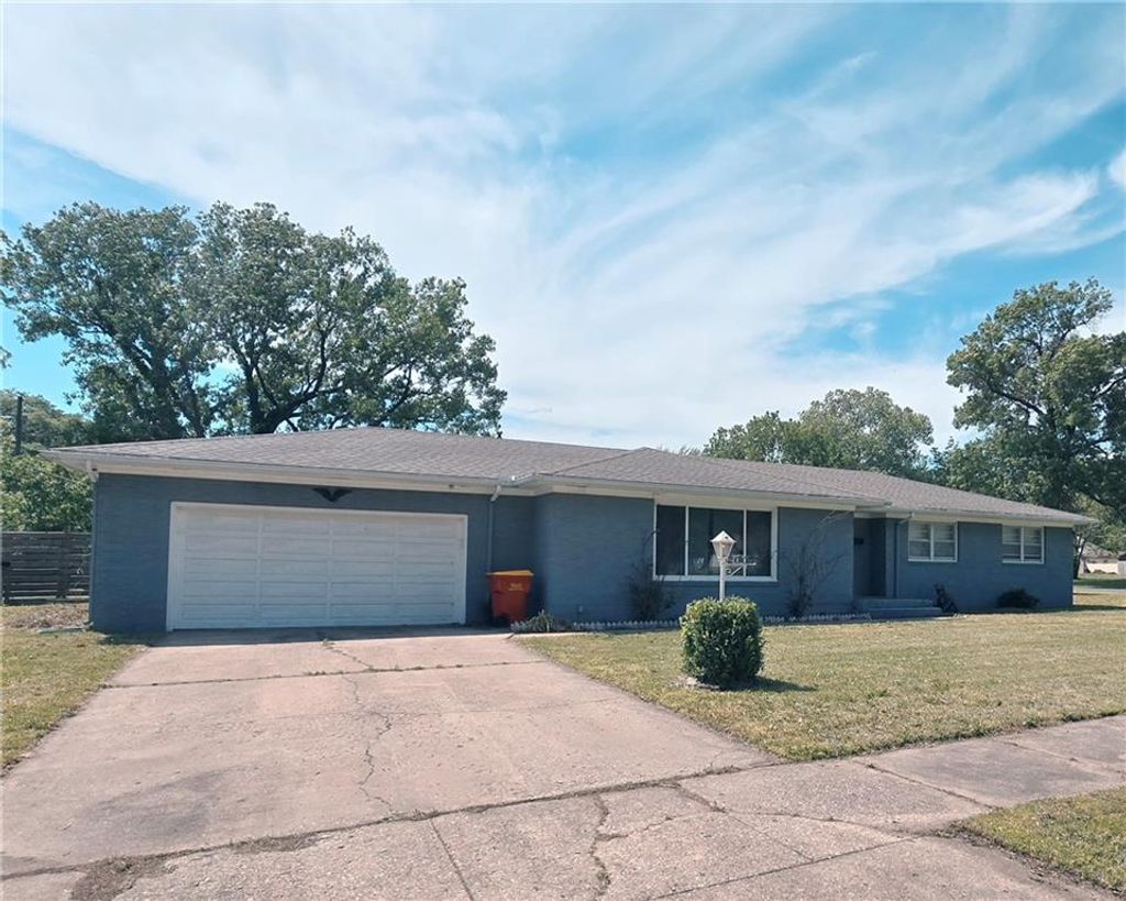 Photo of 2007 N Michigan Street, Pittsburg, KS 66762 (MLS # 2618439)