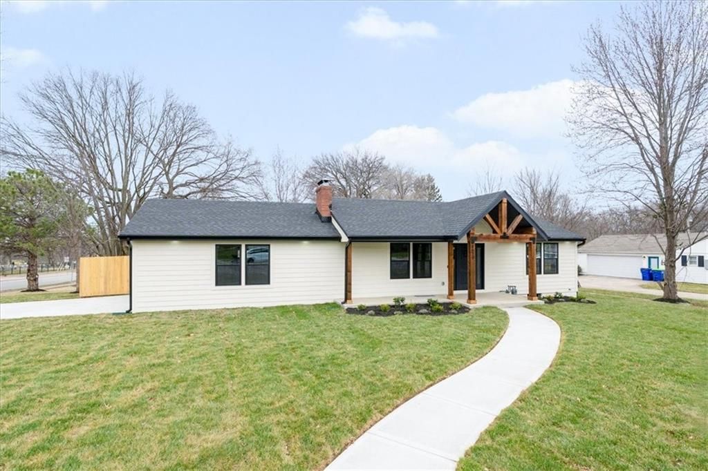 Photo of 8620 W 75th Street, Overland Park, KS 66204 (MLS # 2608753)