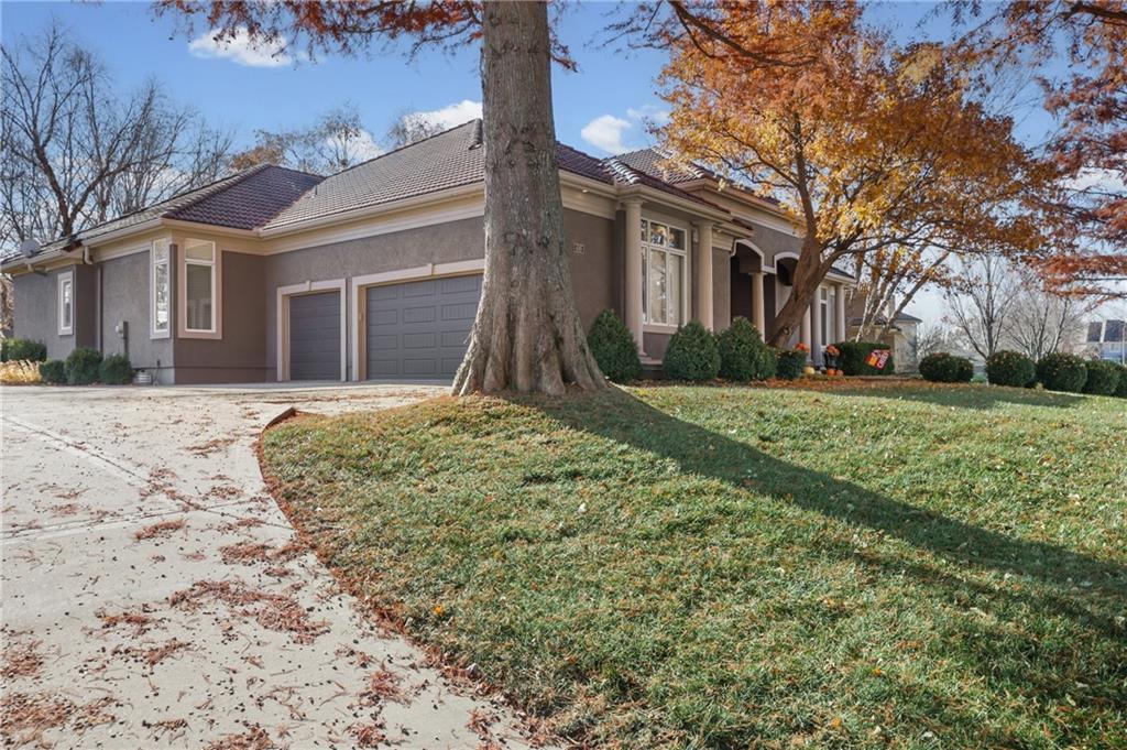 609 NE Lake Pointe Drive