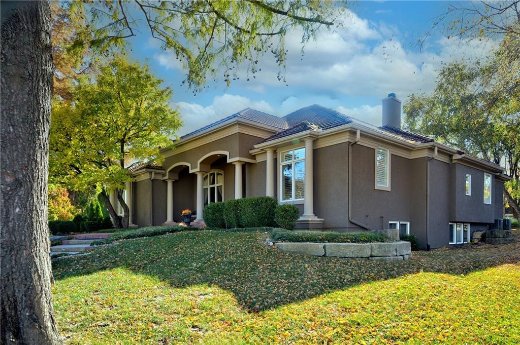 609 NE Lake Pointe Drive