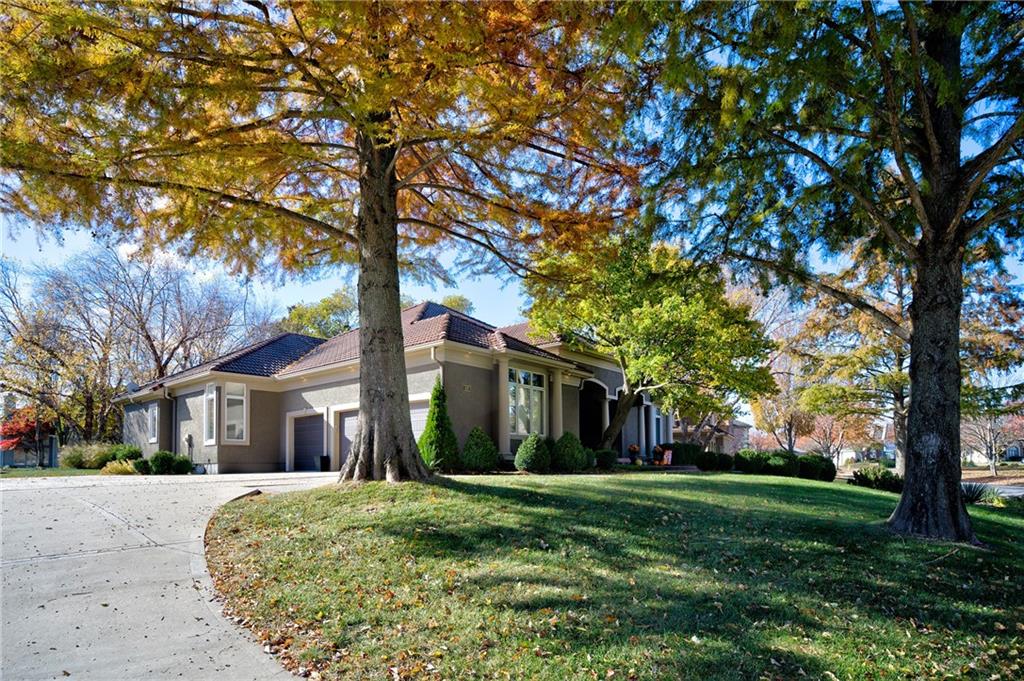 609 NE Lake Pointe Drive