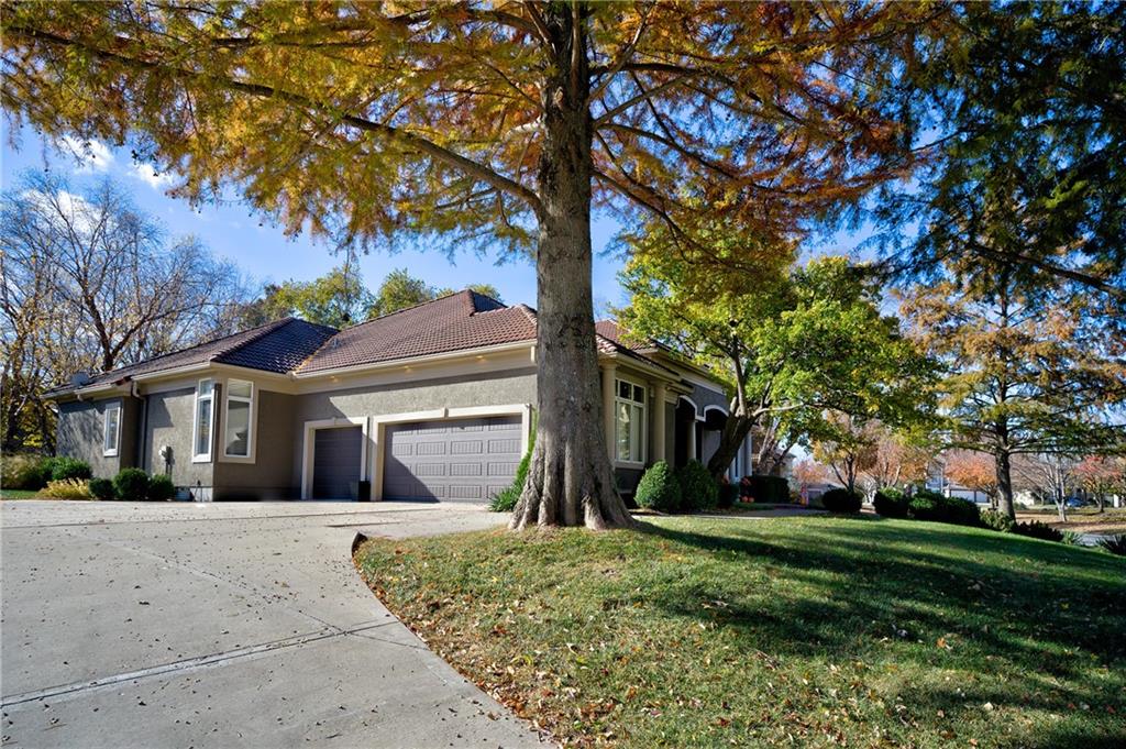 609 NE Lake Pointe Drive