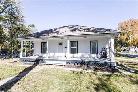 Photo of 4540 NE 38th Street, Kansas City, MO 64117 (MLS # 2625860)