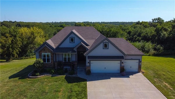 1404 SE BUSH RD, SAINT JOSEPH, MO 64504 - Image 3c155e0478ed9a5c4b7d96e4b85c3aa3/951821310