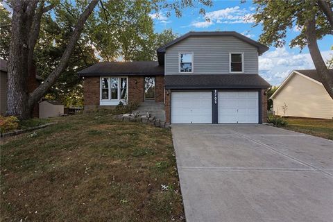 Photo of 1705 Kiowa Drive, Olathe, KS 66062 (MLS # 2581402)