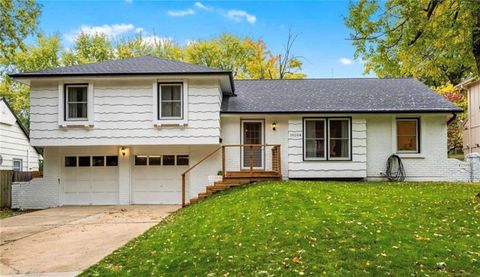 Photo of 10104 W 93rd Street, Overland Park, KS 66212 (MLS # 2617489)