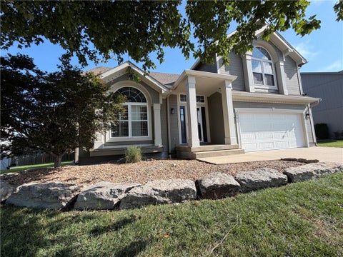Photo of 908 SE 15th Street, Lees Summit, MO 64081 (MLS # 2637809)