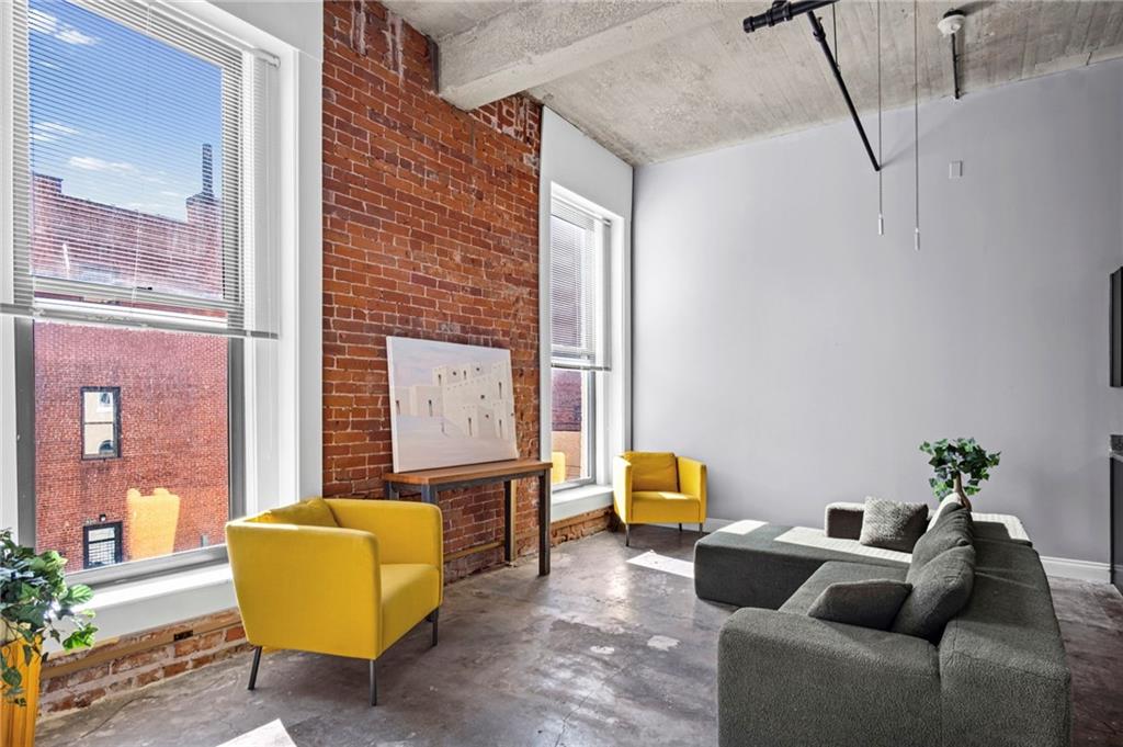 113 W 5th Street 208