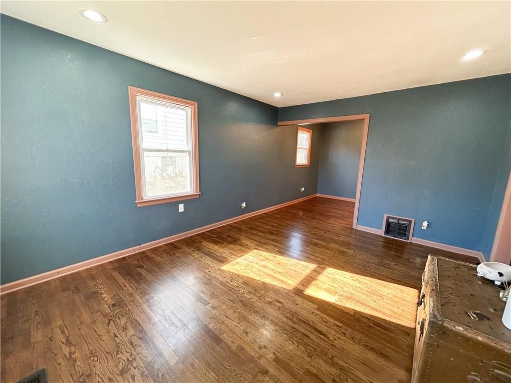 Photo of 606 Thornton Street, Liberty, MO 64068 (MLS # 2603862)