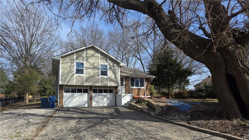 Photo of 807 Conistor Lane, Liberty, MO 64068 (MLS # 2608935)