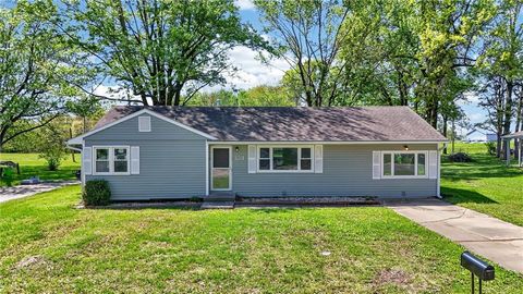 Photo of 1901 Crestwood Drive, Harrisonville, MO 64701 (MLS # 2616477)