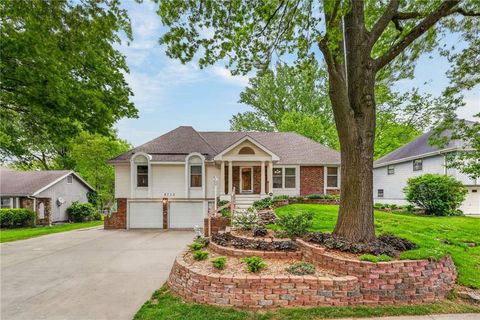 Photo of 6713 N Garfield Avenue, Gladstone, MO 64118 (MLS # 2615959)