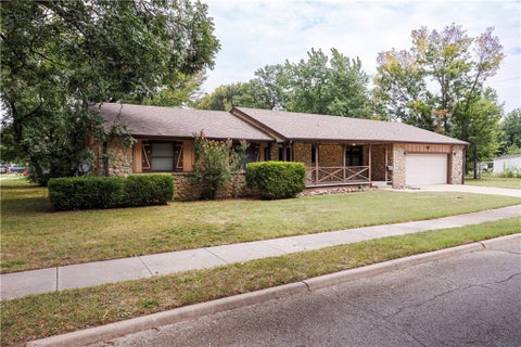 Photo of 624 N 15th Street, Independence, KS 67301 (MLS # 2634911)