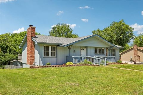 Photo of 1419 Woodlawn Drive, Warrensburg, MO 64093 (MLS # 2618775)