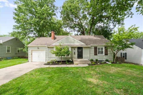 Photo of 5200 W 72ND Street, Prairie Village, KS 66208 (MLS # 2628364)