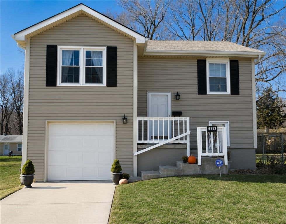 Photo of 418 N Prairie Street, Liberty, MO 64068 (MLS # 2634103)