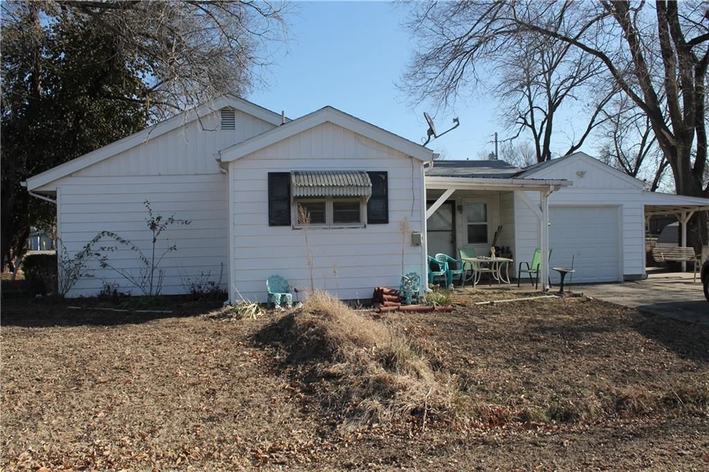 Photo of 305 SW 8th Street, Oak Grove, MO 64075 (MLS # 2592411)