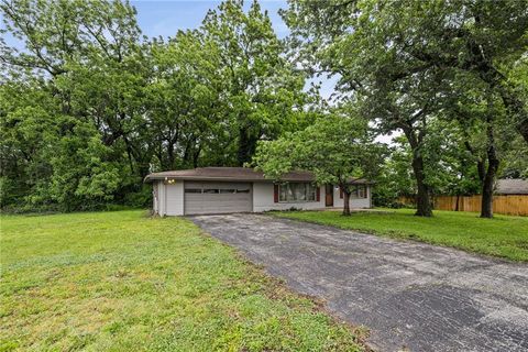 Photo of 11517 Greenwood Street, Kansas City, MO 64134 (MLS # 2620711)