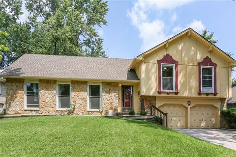 Photo of 8100 W 98TH Street, Overland Park, KS 66212 (MLS # 2569077)