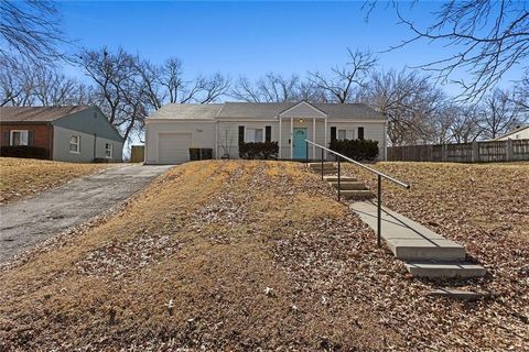 5 E Navajo Lane, Kansas City, MO 64114 - #: 2526585