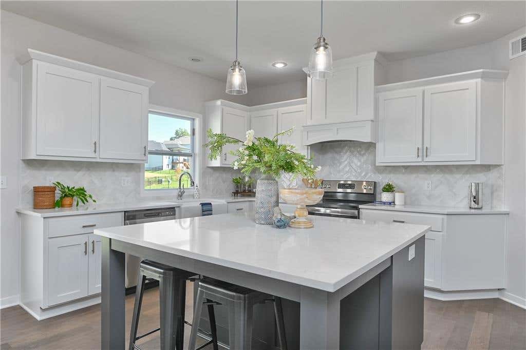 Photo of 24620 W 60th Terrace, Shawnee, KS 66226 (MLS # 2624013)